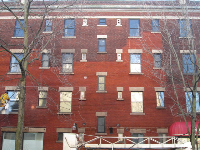How to Remove Pollution Stains from Red Brick: The Professional Method for Restoring a Building Façade